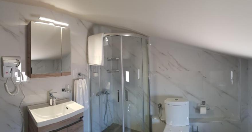 Aretoysa Center Luxury Suites 2 Néa Péramos Zewnętrze zdjęcie