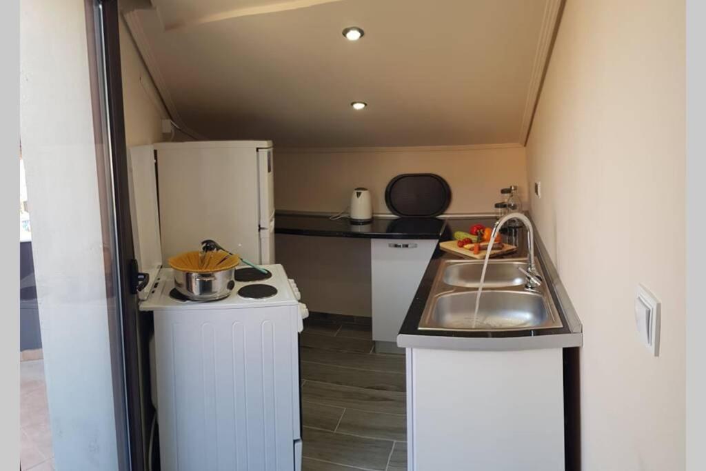 Aretoysa Center Luxury Suites 2 Néa Péramos Zewnętrze zdjęcie