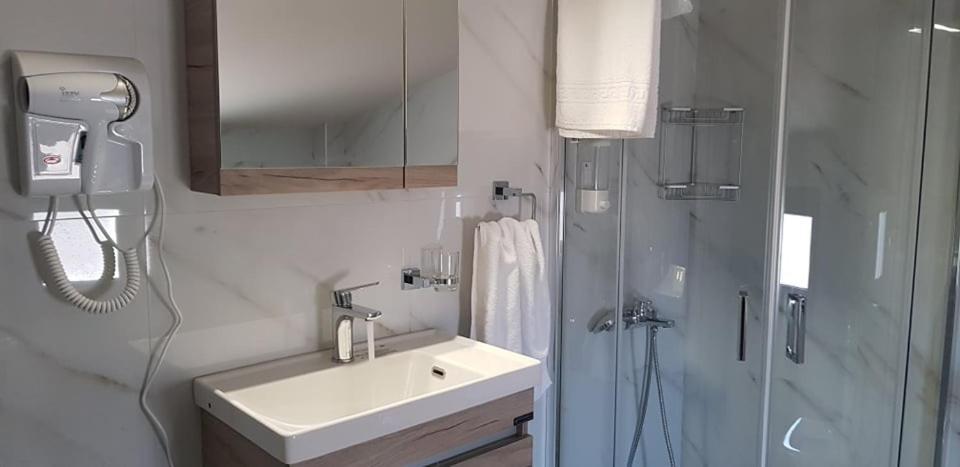 Aretoysa Center Luxury Suites 2 Néa Péramos Zewnętrze zdjęcie